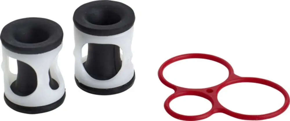 Geräuschdämpfer-Set von Ideal Standard, bestehend aus zwei weißen Dämpfern mit schwarzem Gummi und einer roten Halterung mit drei Öffnungen.